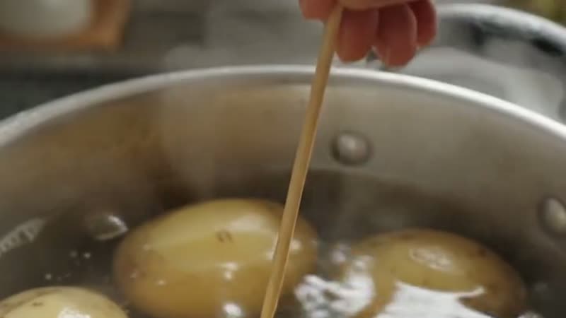 じゃがいもの皮は包丁ゼロで「指でツルン」とむける